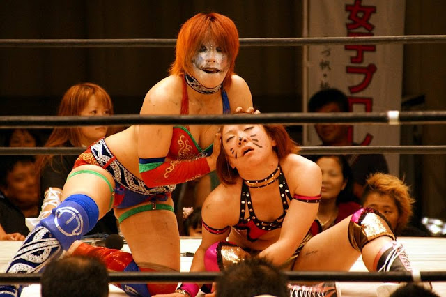 Kana humiliates Arisa Nakajima. (Source)
