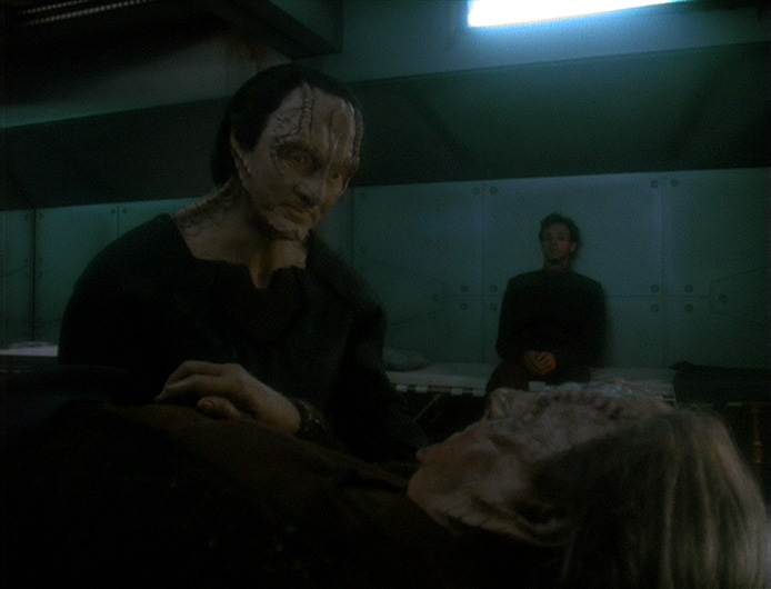 Garak comforts Tain in his dying moments.